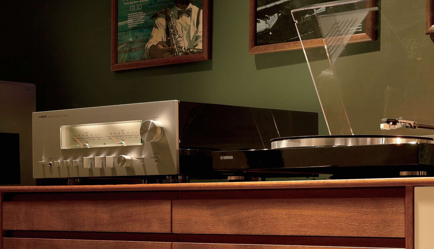 KS-SW100 subwoofer, in use with a PSR-SX keyboard