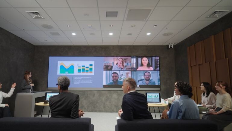 Conference Style – Ceiling Microphone: Natural conversation without worrying about microphone placement