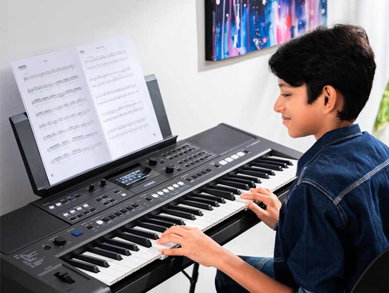 A child playing the PSR-I510