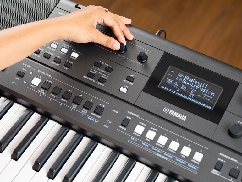 A person using the knobs on the PSR-I510