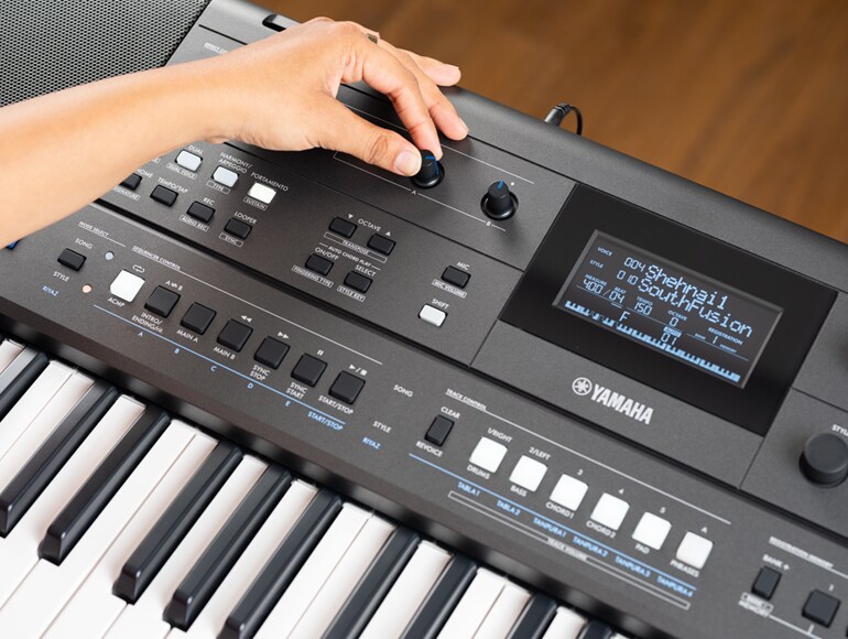 A person using the knobs on the PSR-I510