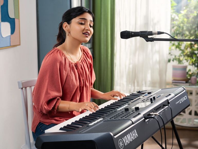 A hobbyist plays and sings with a microphone connected to the PSR-I510