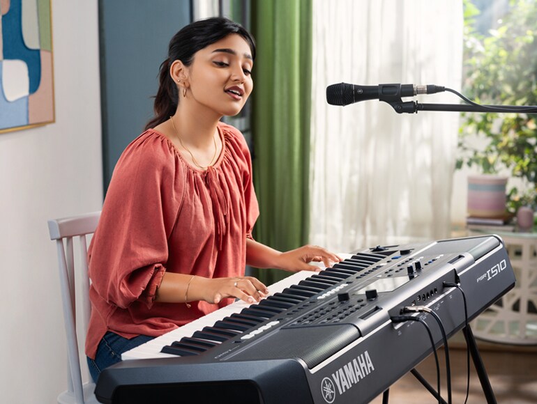 A hobbyist plays and sings with a microphone connected to the PSR-I510