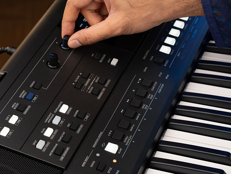 A person using the knobs on the PSR-I610