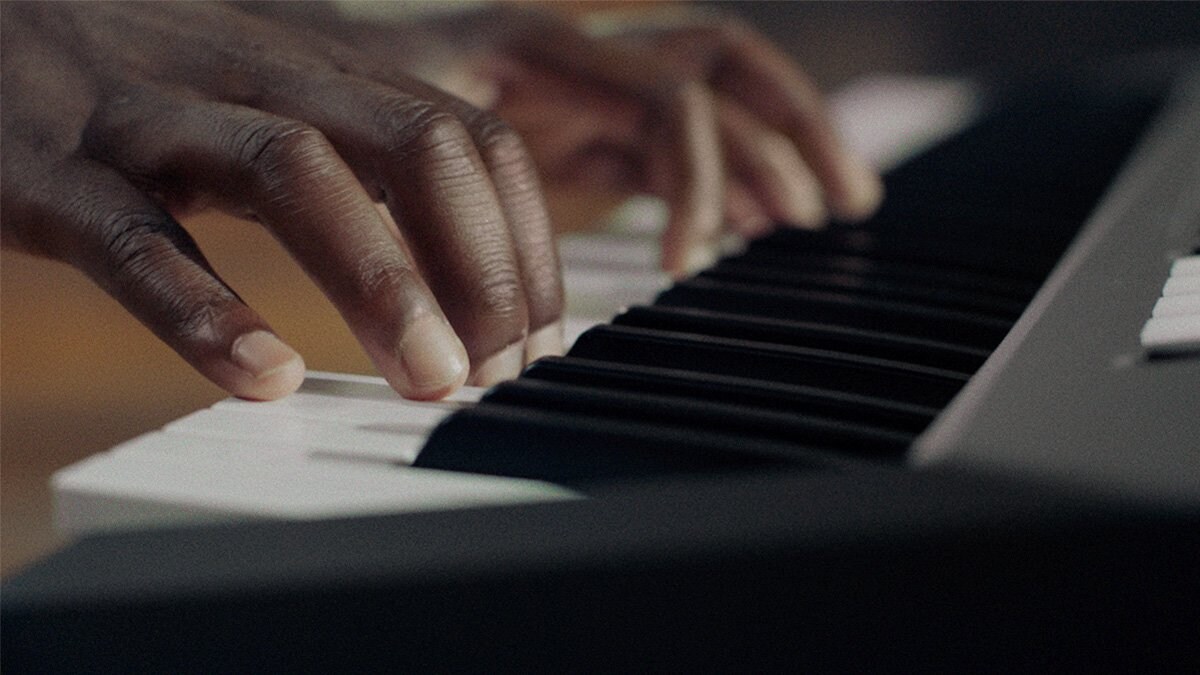 PSR-E483's Keyboard played by a person