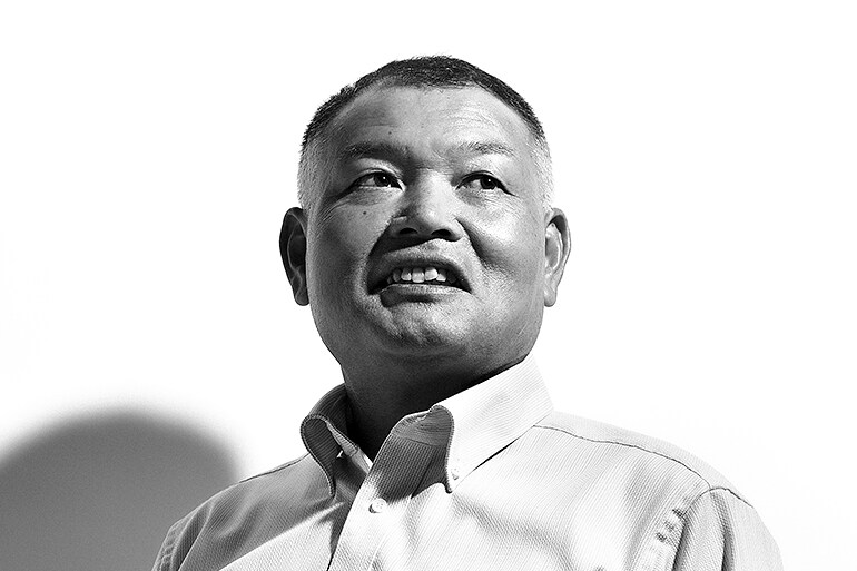 YH-4000 headphones diaphragm engineer photograph