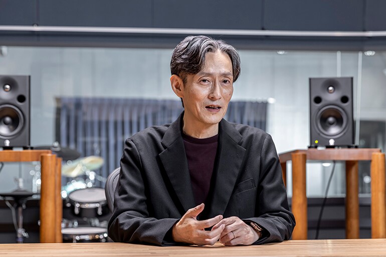 Yuji Sugiyama started his career as a sound reinforcement engineer who was responsible for controlling sound at live performances and other venues. Afterwards, he moved on to becoming a recording engineer for famed artists such as Nav Katze, Soft Ballet, X JAPAN, L'Arc~en~Ciel, Luna Sea, Ryuichi Kawamura, Yoshiki and others, with a career that’s spanned 36 years.