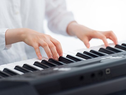 Touch-sensitive keys for expressive dynamic control of your Yamaha PSR-E373 keyboard