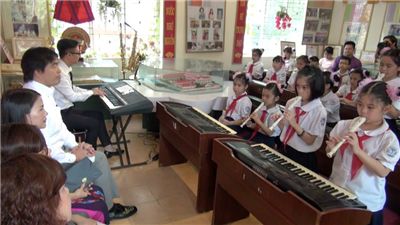 Then Japanese Minister of MEXT, Mr. Hiroshi Hase, observes the activities of the recorder club in a Vietnamese school. ©MEXT