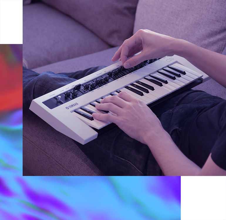 Electronic keyboard deals synthesizer